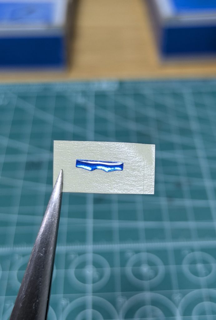 今回の105ダガーはキットとしては古く、バイザー部分はシールだったので、シールの上から薄くクリアレジンを塗り、クリアパーツ風にアレンジしました😆