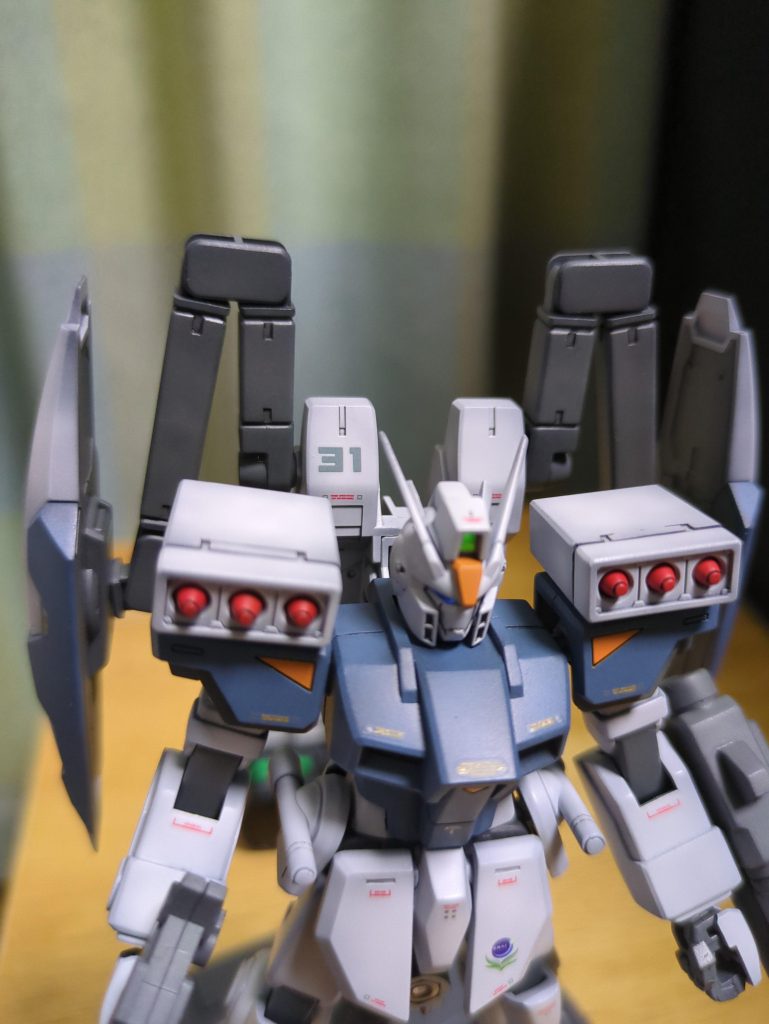 そしてデカールも色々貼ってますが、チラッと右肩辺りのストライカーにある、第31機動艦隊所属を意味する31のナンバリングも気に入っています🤤