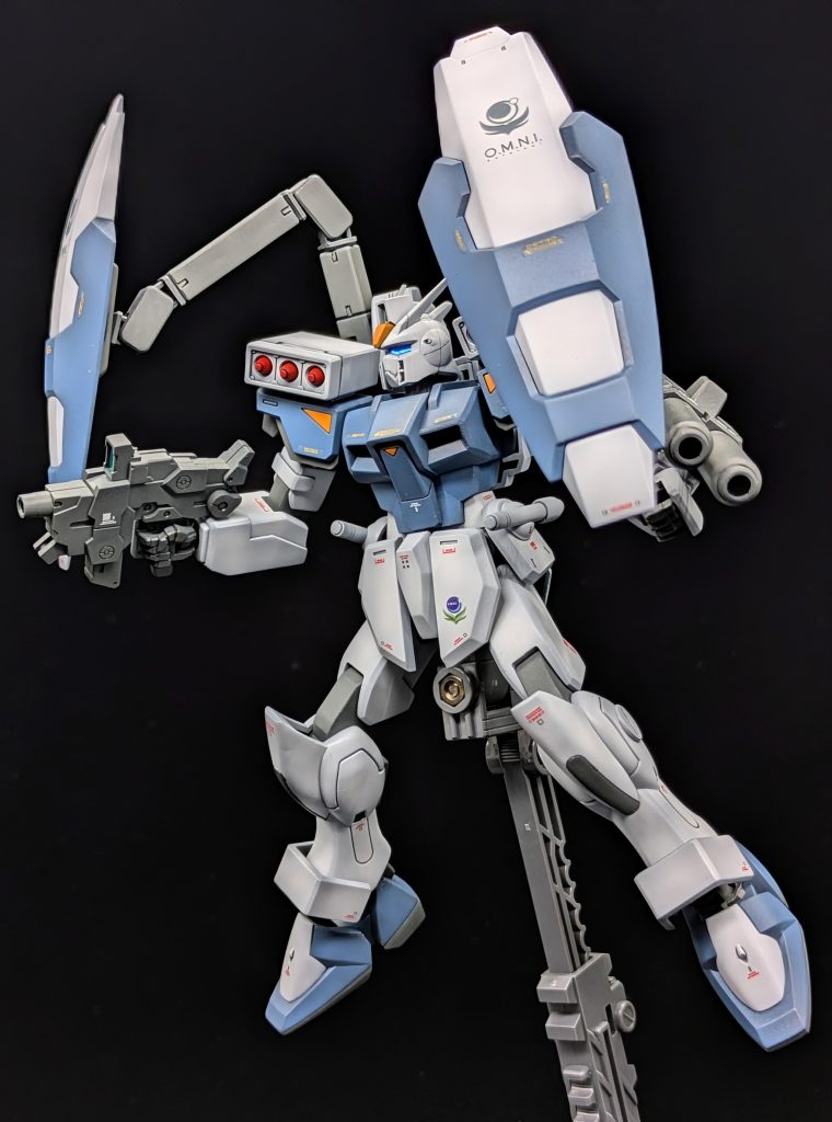 右手にはビームカービン、両腰にビームサーベルを装備✨