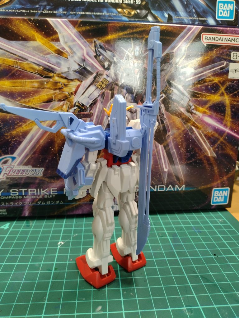 更にその背に背負う長大なレーザーの刃は対艦刀の名のとおり、ザフトの艦船を一閃の下に切り捨てる。