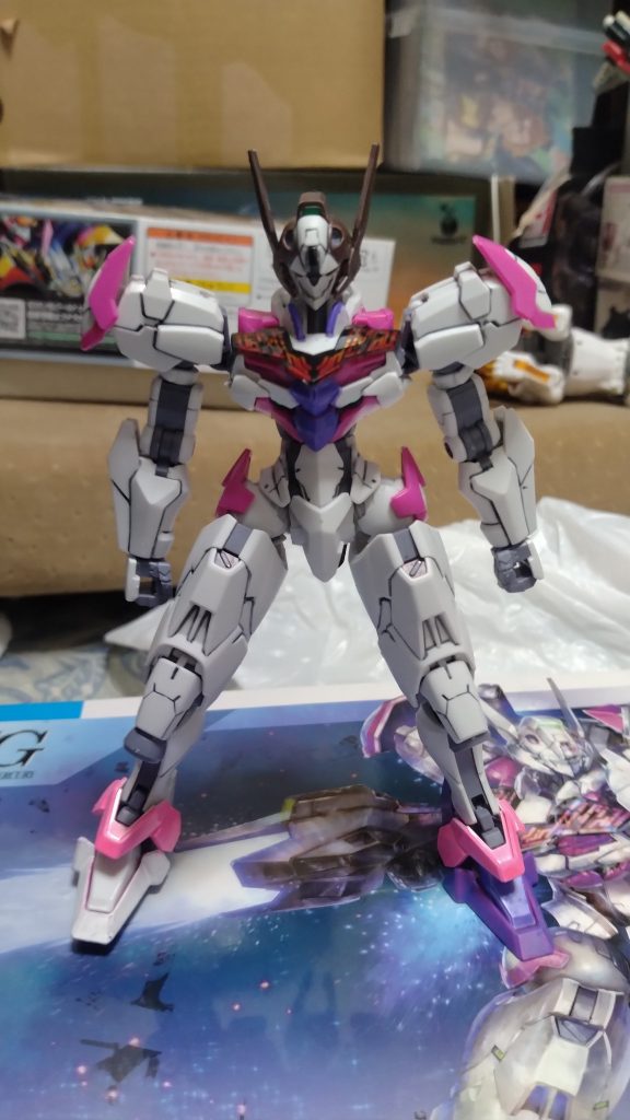 靴の色が左右で異なるので、右足は白、左足は紫で塗装しました。胸部は中心が紫だったので、ガンダムマーカーパープルで塗装。