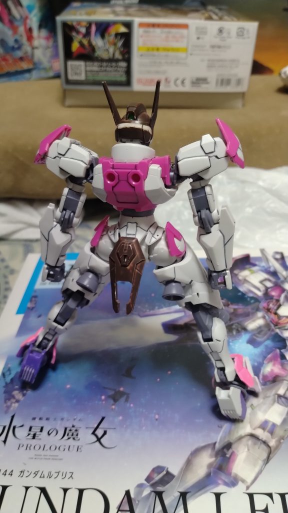 リアスカートのアーマーはレッドブラウン、脚アーマーは蛍光ピンクで塗装。レッドブラウン摩擦で取れやすいのが欠点だが、ミリタリーモデル作るときに使いやすいから単品販売してほしい。