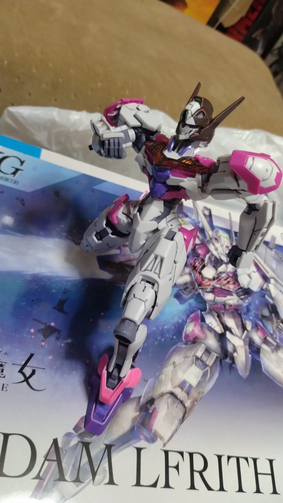 【走行ポーズ】頭部はガンダムマーカーMSVカラーのレッドブラウンで塗装。目はわかりにくいがパープルで塗装しています。