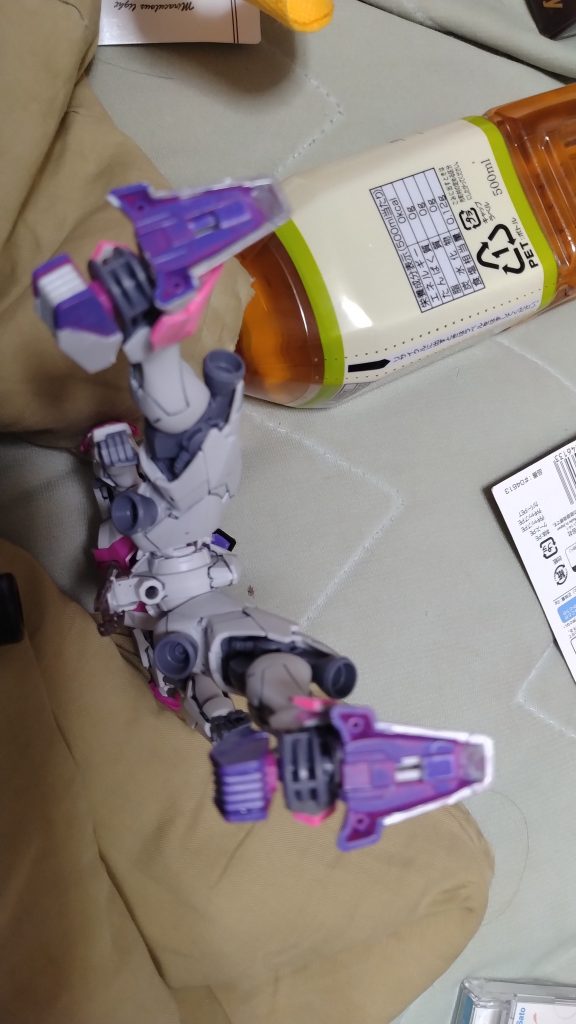 足裏の爪先部分は蹄鉄を意識してシャインシルバーで塗装しています。