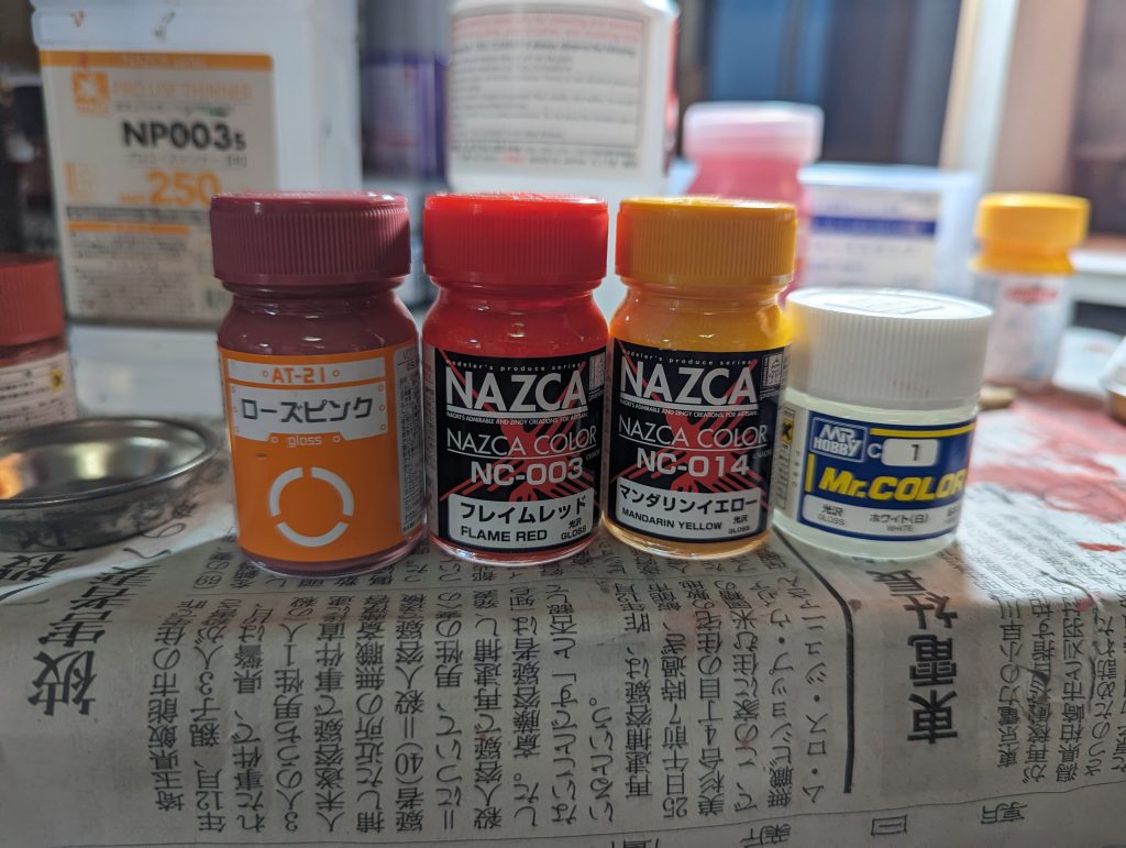 塗装は、メインの赤にこだわってみました。中々イメージした色が見つからず、この4色を調色しました。フレイムレッド70、ローズピンク30の割合で色を作り、そこにマンダリンイエローを10ほど混ぜたあとに、好みの色になるまで白を混ぜてみました。調色ってホント難しいですよね💦