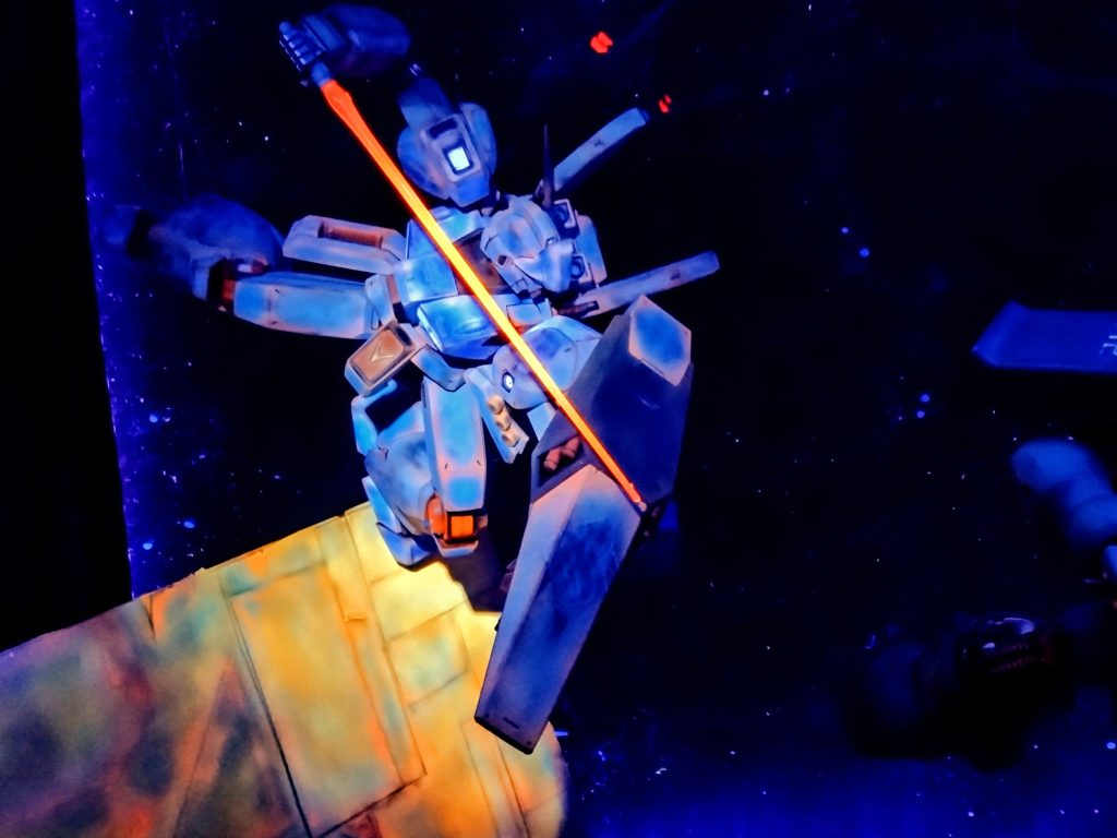 隠しギミックとしてUVライトで機体色がブルーに変色するようにしました。イメージはユウ・カジマ専用機で公式の胸部のみ青でなく、全身青くしました。写真だと分かり辛いですが青い色も2色で塗分けているのですがうまく写真に出なかったですね(^_^;)関節部も摩擦熱での高熱化をイメージしてます