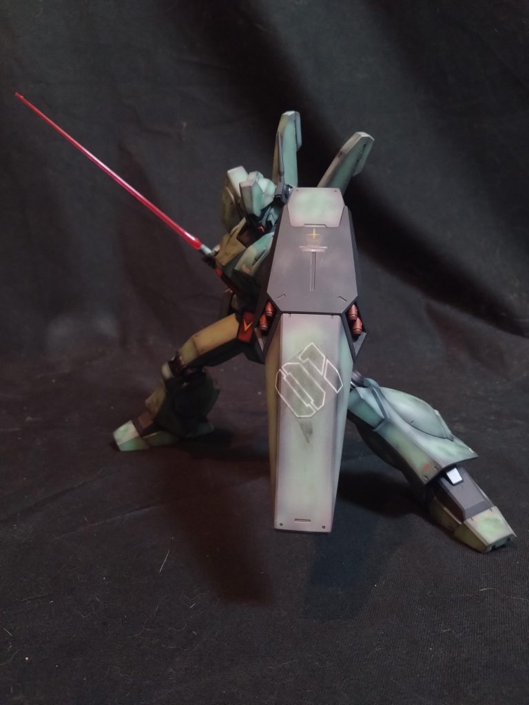 近接武器好きとしてはサーベル二刀流をさせたいところですが、本機が一本のみ装備なのでシールドと併用のスタンダードスタイルでポージングさせてみました