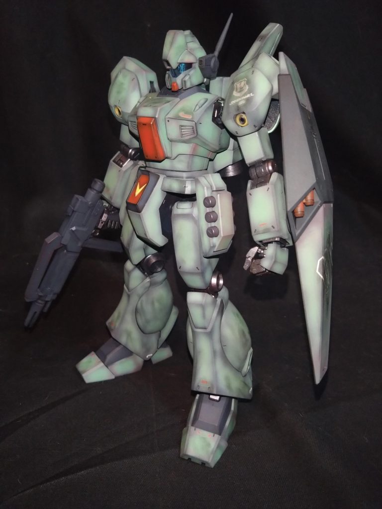 イメージはアクシズショック時の戦闘に使用した機体で、角張ったところは大気圏の熱で変色したみたいに見えたらいいな〜という感じで塗装してます