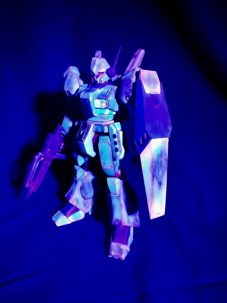 UV版の素立ちです本体は変わっていないのに、通常版とのギャップを大きく表現できたかなと思います😁密かにバイザーもEXAMシステムイメージで赤くしてます