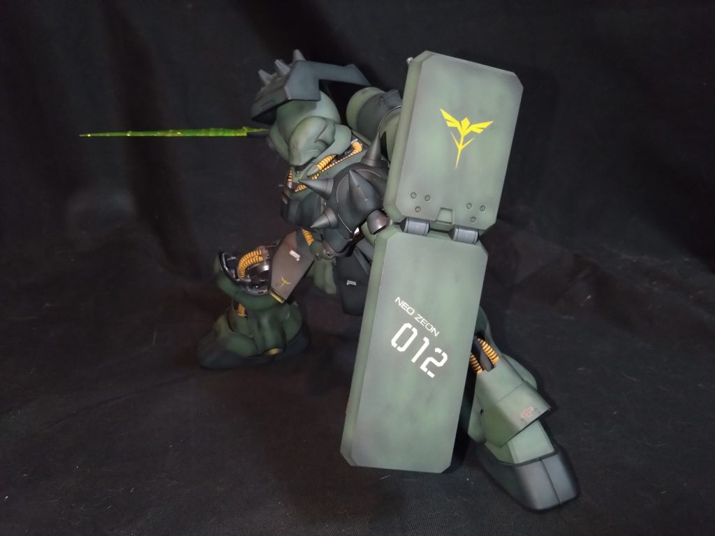 シールドのマーキングを貼り間違えたので開き直って自由にしてみました😁シールドの重量に肩関節の保持が耐えられないので補強しましたがしばらくすると下がってしまいました(^_^;)それを思うと最近のポリキャップレスの恩恵は大きいなと思いました