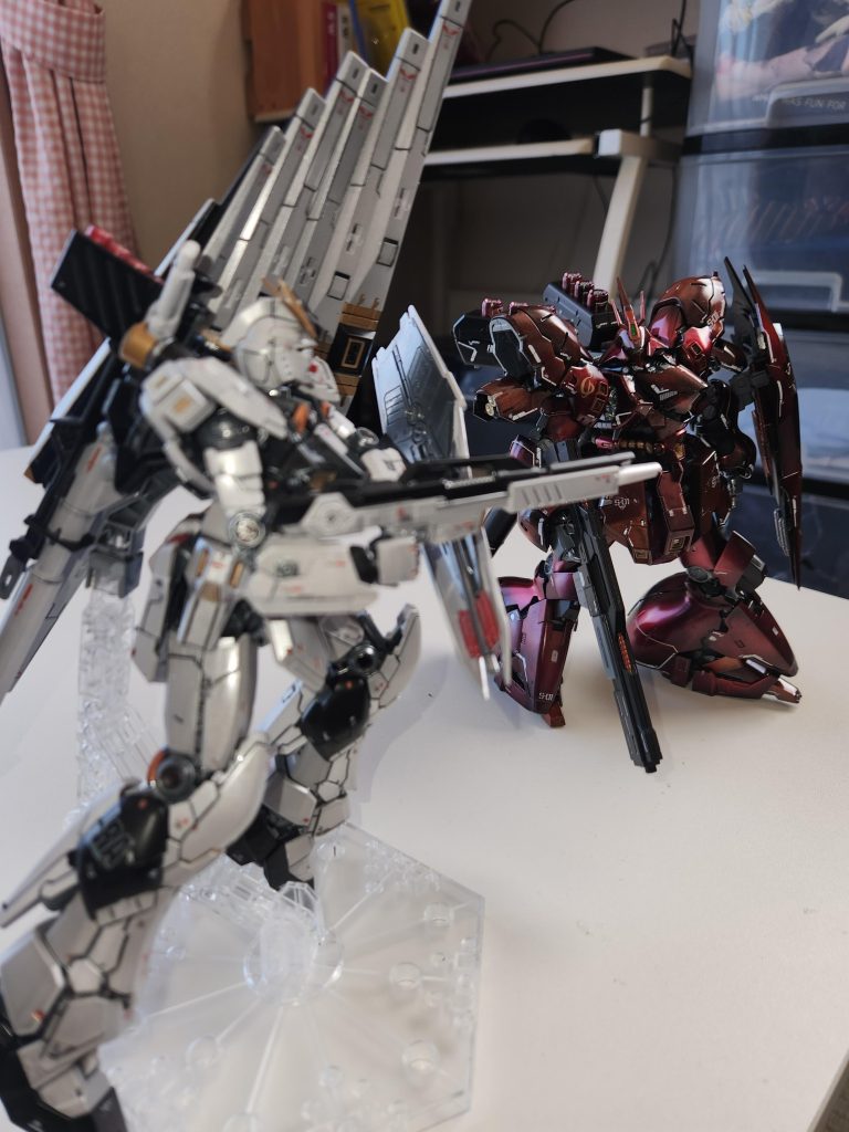 その後作ったサザビーさんとの２ショット｡「いや、ピントこっちに合わせんかい！」 