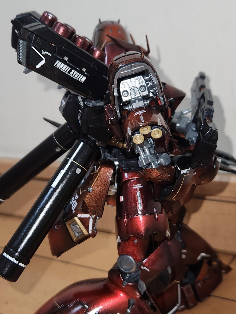 サイドからほんのりグラディエーションかけてみた。黒下地　金グラからの　クリア赤　途中であきらめて細かいスミイレはしてません。