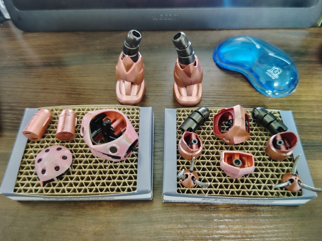 継ぎ目消しは瞬間接着剤で。今回はできていなかったり、ヤスリが甘いところがちょいちょい出ましたね。ガンダムマーカーはサフが吹けないと言われているので、事前のチェックを強化したいところです。面倒くさがりなのもあり、ガンダムマーカーにない色の場合、エアブラシではなく自作マーカー+ガンダムマーカーエアブラシで塗装したいと思っており。先人の方々の動画を見て勉強中。