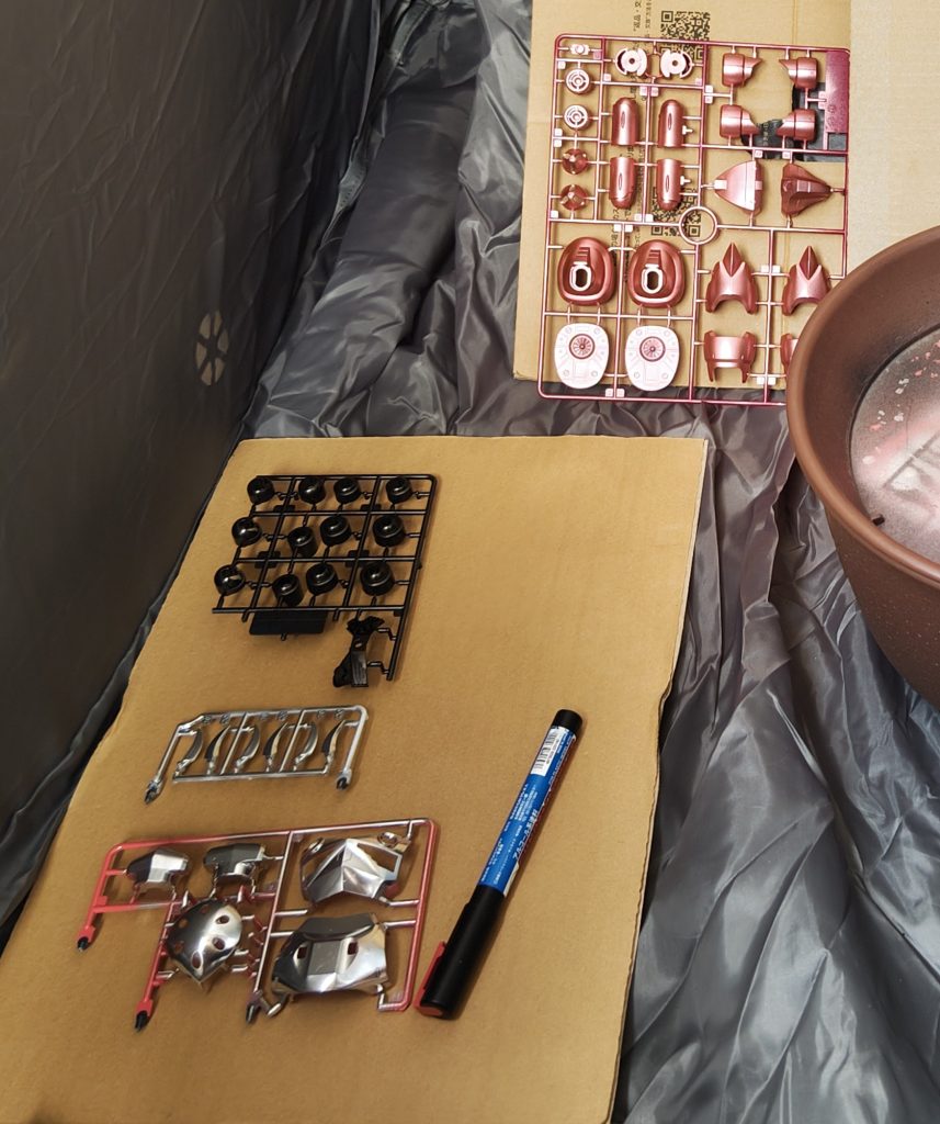 今回はゲートのまま塗装。ガンダムマーカーは重ね塗りに弱いということで試してみたり。左下のフレームはメッキシルバーの上からピンクを塗ったのですが、ところどころコーティングが剥げたかのような雰囲気になりました。