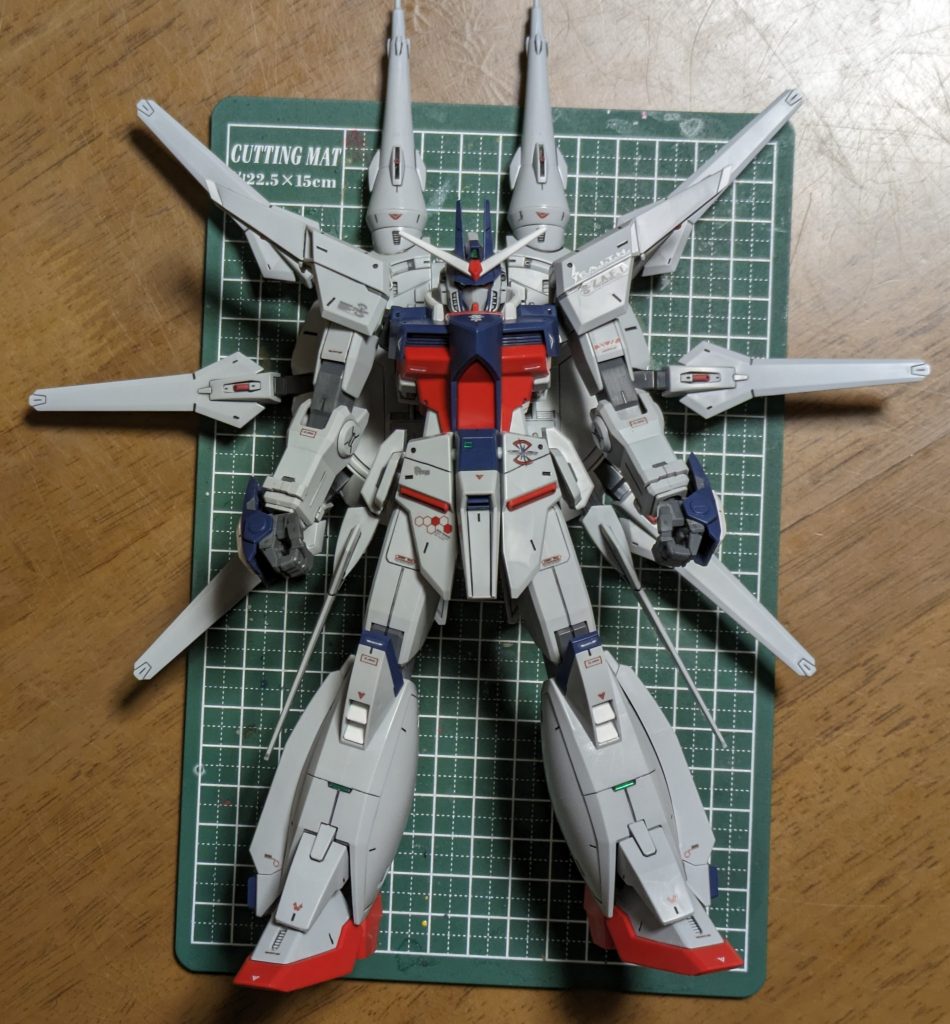 全体的に角張ってシャープでカッコ良くビークラフトさんの描き起こし設定画をよく再現てきてるなぁと思います。1/144HGもよく形を捉えていて別のベクトルでカッコ良いんですが1/100派です。