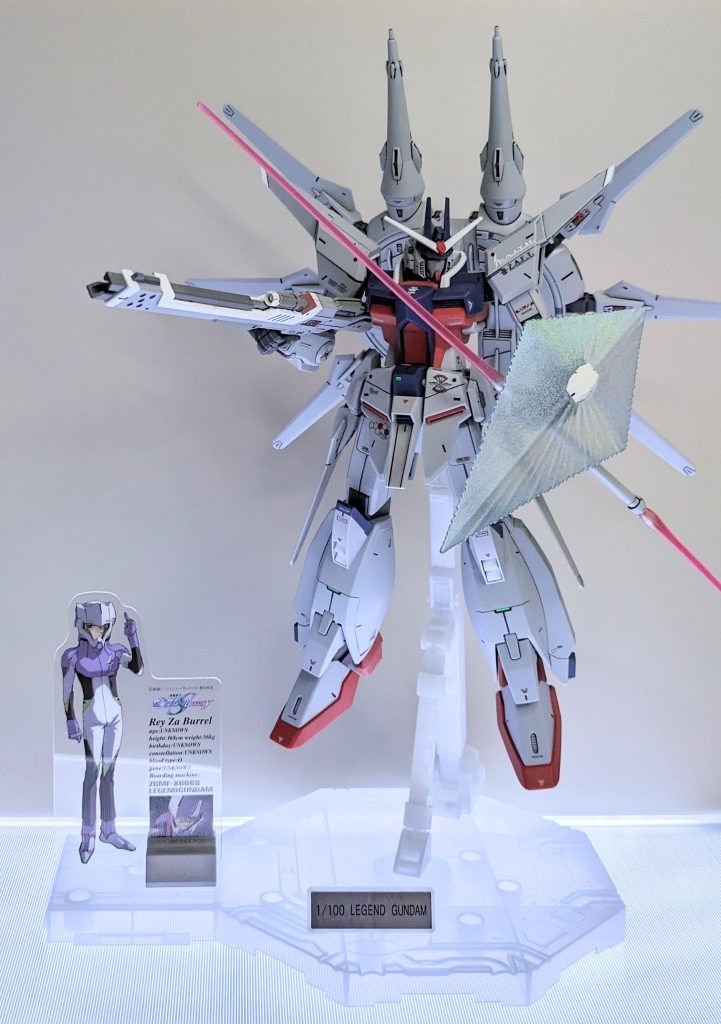 初回限定版なので専用台座付きです。単品販売物の色変え品ですがお値段据え置きなのでお得です。ネームシールも付属で有り難いですね。