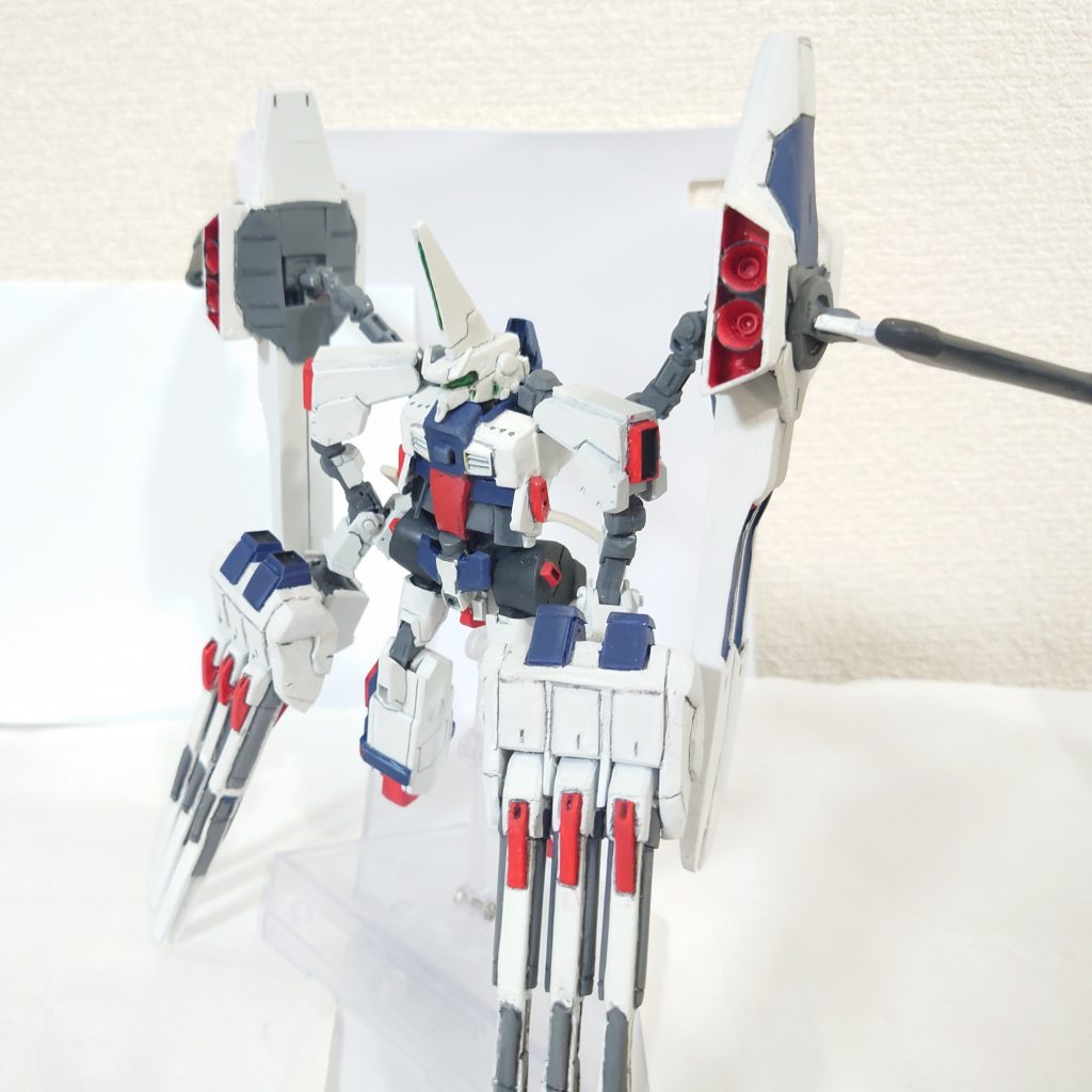 素体はGフレームを加工したりして使用しました。ジャンクパーツとほとんどはプラ板スクラッチ、一部パテで制作です。頭部センサーユニット展開状態も一応差し替えで再現できるようにしています。単体での設定画とか情報が無いので正面は適当に制作してます。  