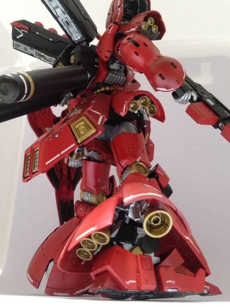 下から。RGサザビーを作る以上、どうしてもこのアングルで撮りたかったです。うーん全方向にカッコイイ。