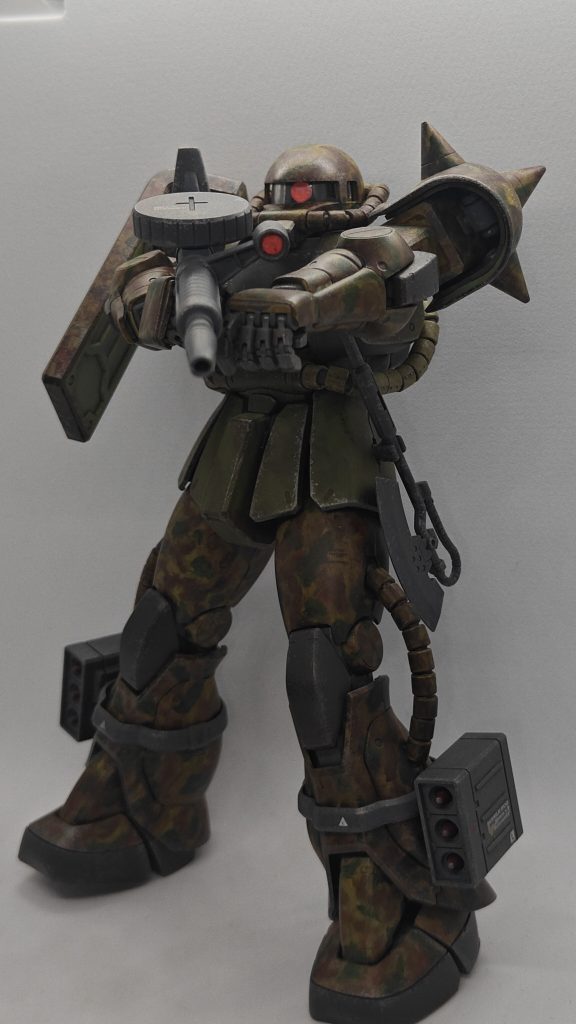 モノアイと武器の照準は蛍光ピンクにしてUVライトで光ります