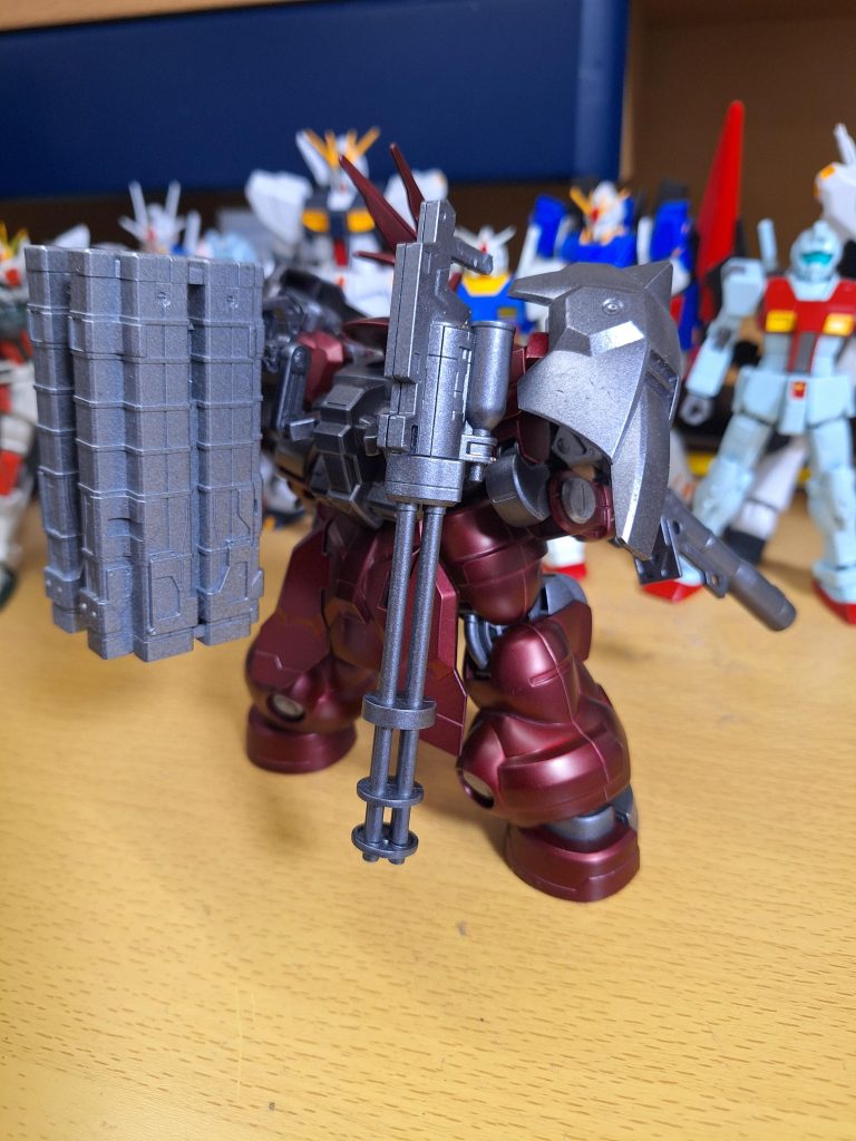 バックパックはダリルバルデのものを少し加工して使用し背部武器をマウントできるようにしてありますまた武装類に関しては境界戦機のウェポンセット、そしていつものコトブキヤのM.S.Gを使用しています