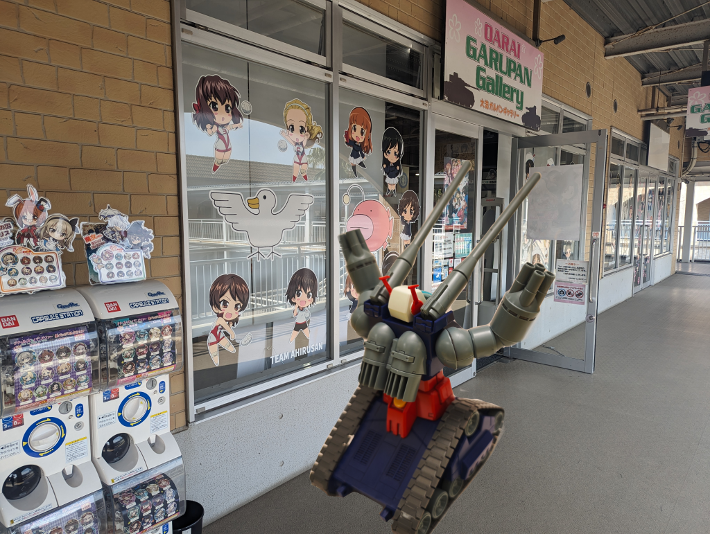 そして、グッズ専門店へ進撃するガンタンク君しかし、残念な事にグッズを買うほど予算が無いのだよ…ガンタンク「!?」