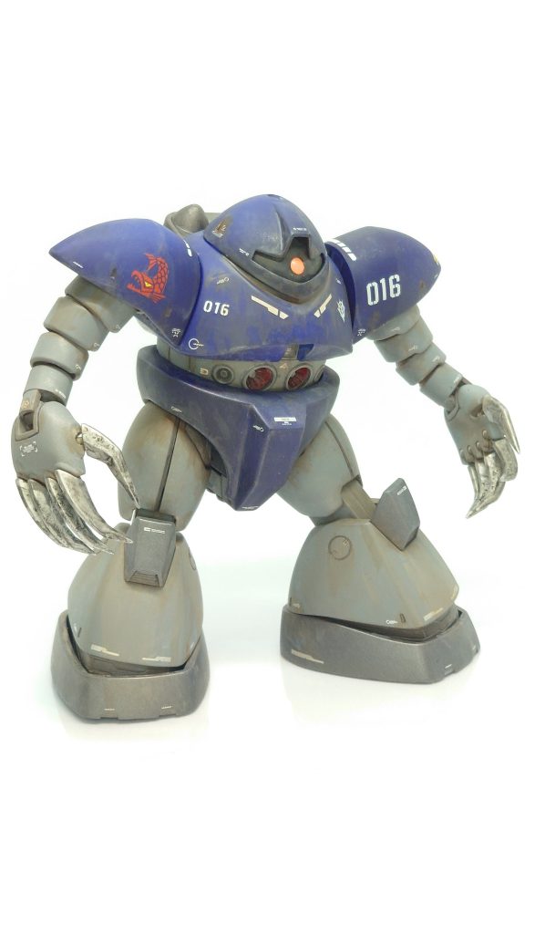 右肩のシャチの所属マークがジオン軍太平洋潜水艦隊、ナーガⅢの部隊章です。太平洋部隊なので深いところも潜るだろう、という感じでディープメタリックブルーをメインカラーに採用しました。