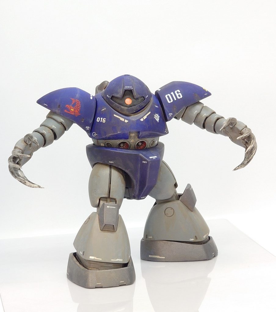 古いキットなのとどっしり体型で可動性は低いですが、腕だけはよく動きますね。