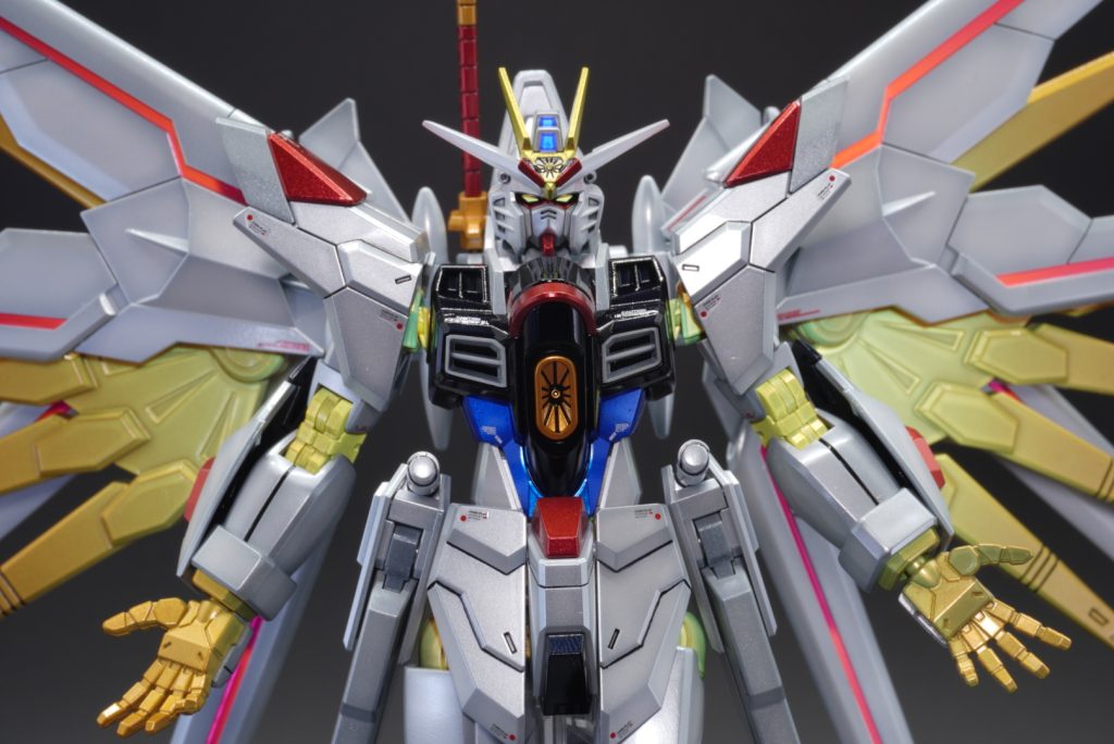 フレーム、プラウドディフェンダーのライン部分は、蛍光塗料を使用して豪華感を出しています。フレームは、ヴィクトリゴールドのうえに、ガイアノーツの蛍光イエロー+蛍光オレンジ少量で塗装しゴールド感を残したまま塗装しました。プラウドディフェンダーは、ガイアノーツの蛍光ピンク+クリアーホワイトでブラックライトを当てたときにピンクが出るようにしています。