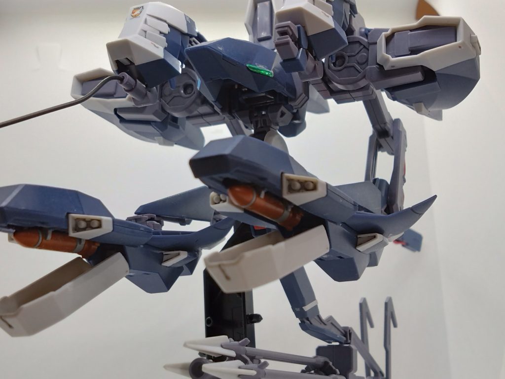 具体的には、墨入れ、トップコートにちょっと塗装って感じです。ただ、魚雷(?)はオレンジ色だろってことで、そこだけ塗装しました一度切断してからの塗装ですちょっと手が込んでいる