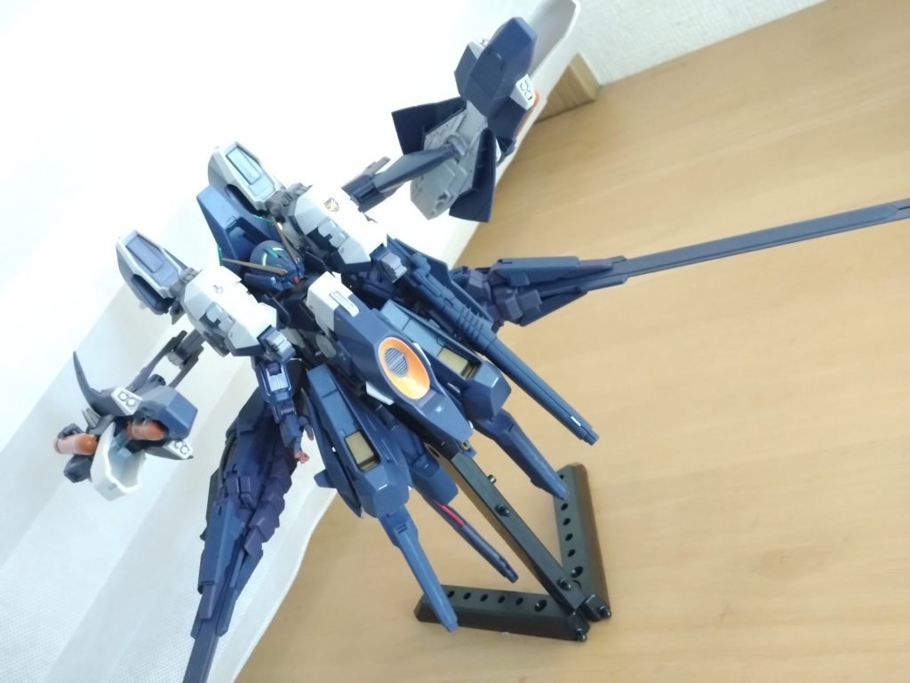 大きな違いはコンポジット・シールド・ブースターを装備しているところ上の写真のように左右に大きく開いてしまうのが難点ですが、最終的には2枚目の写真のように後ろに伸ばすことでかっこよく決まりました