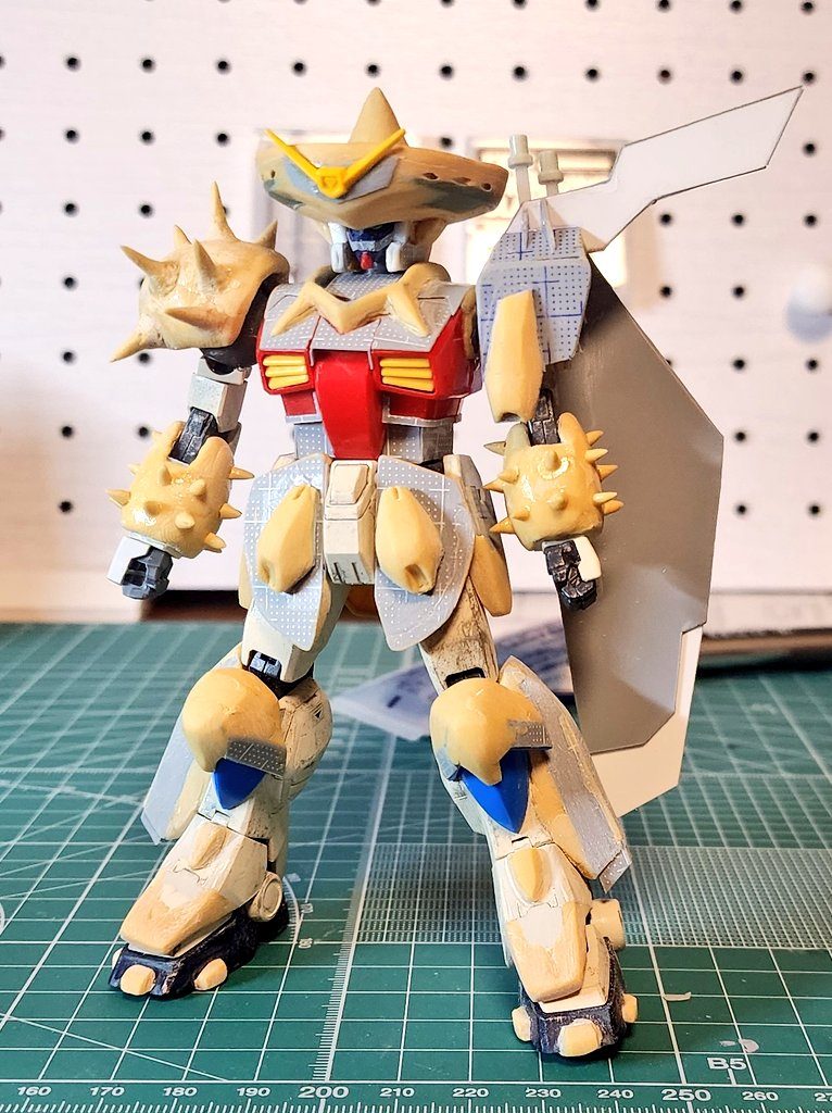 パテ、プラ板で形をつくり、ヤスリ地獄で調整しました。