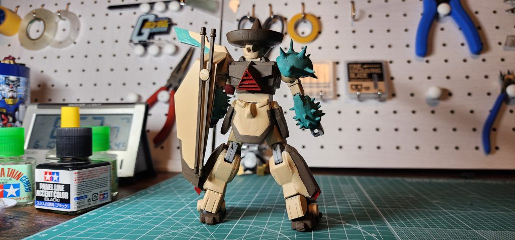 後ろはパテとプラ板で作成武器収納箇所も再現