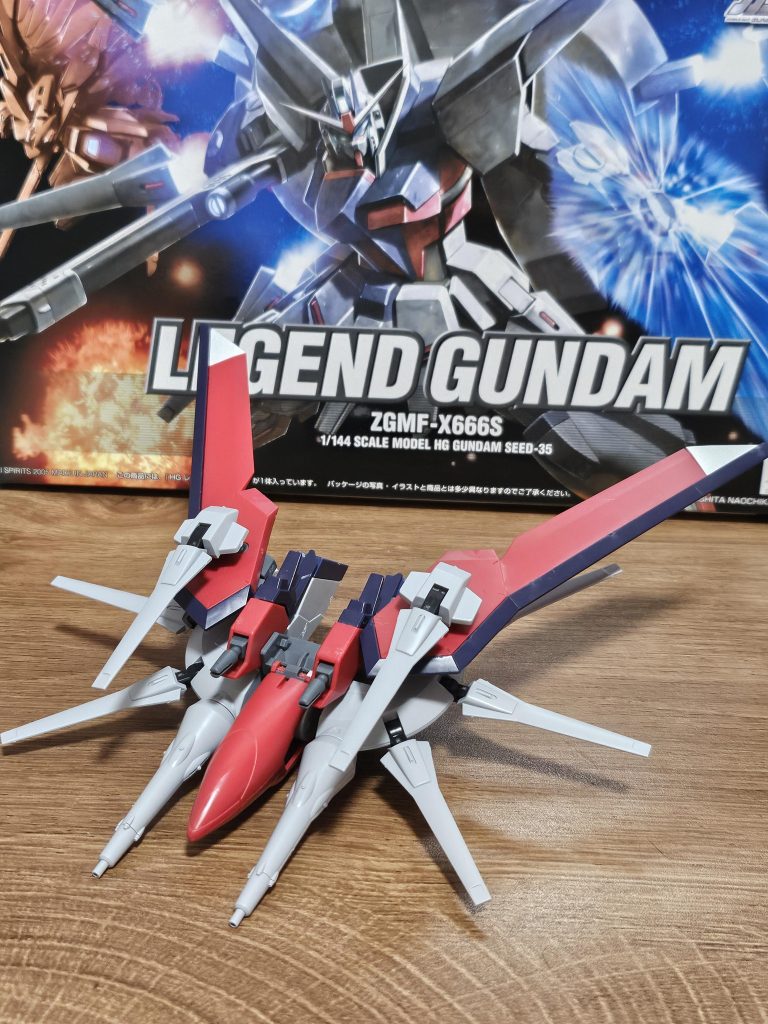 ミソロジーレジェンドリフターリフター形態乗る時は180度回転してレジェンド側のバックパックに乗ります。