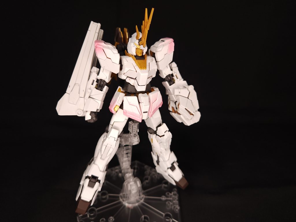 今回使用したキットはRGユニコーンガンダム2号機バンシィ・ノルンをベースとしてアーマードVN、BSを取り付けました。理由としてはねねちのオリジナル曲である「ねねちのギラギラファンミーティング」という曲、そしてねねちの好きな(?)「キ〇タ〇キラキラ金曜日」というワードから発想を得て、デストロイモード時に黄金の獅子へと変化するバンシィ・ノルンを選びました。