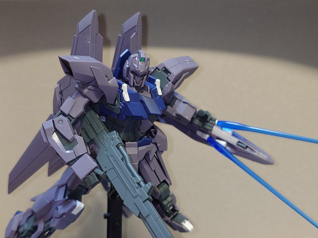 シールドにある格納状態のビーム・サーベルを、ピンバイスで穴を開けて刃を取り付けられるようにしました。刃は元のものが短いと感じたためルブリス系より拝借