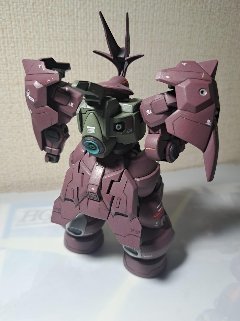 特徴でもある頭部の羽?とバックの羽?は廃しました。なんとなく自分の好みではなかつまたので　ジャンクにあった何かのパーツをバックに貼っただけです。