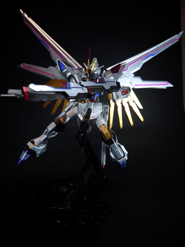 特殊機能    ヴァリアブルフェイズシフト装甲フェイズシフト装甲を発展させた相転移装甲。MDE262S プラウドディフェンダー背面にドッキングする新型ウイング。精神感応でコントロールするナノ粒子によって敵のビームを吸収し無力化する。のみならず、特定波長の電磁波を吸収する事で熱を発生させ、この熱によって周囲に電場を生成。電子の移動で高電圧の雷を発生させ、対象物を破壊する事ができる。