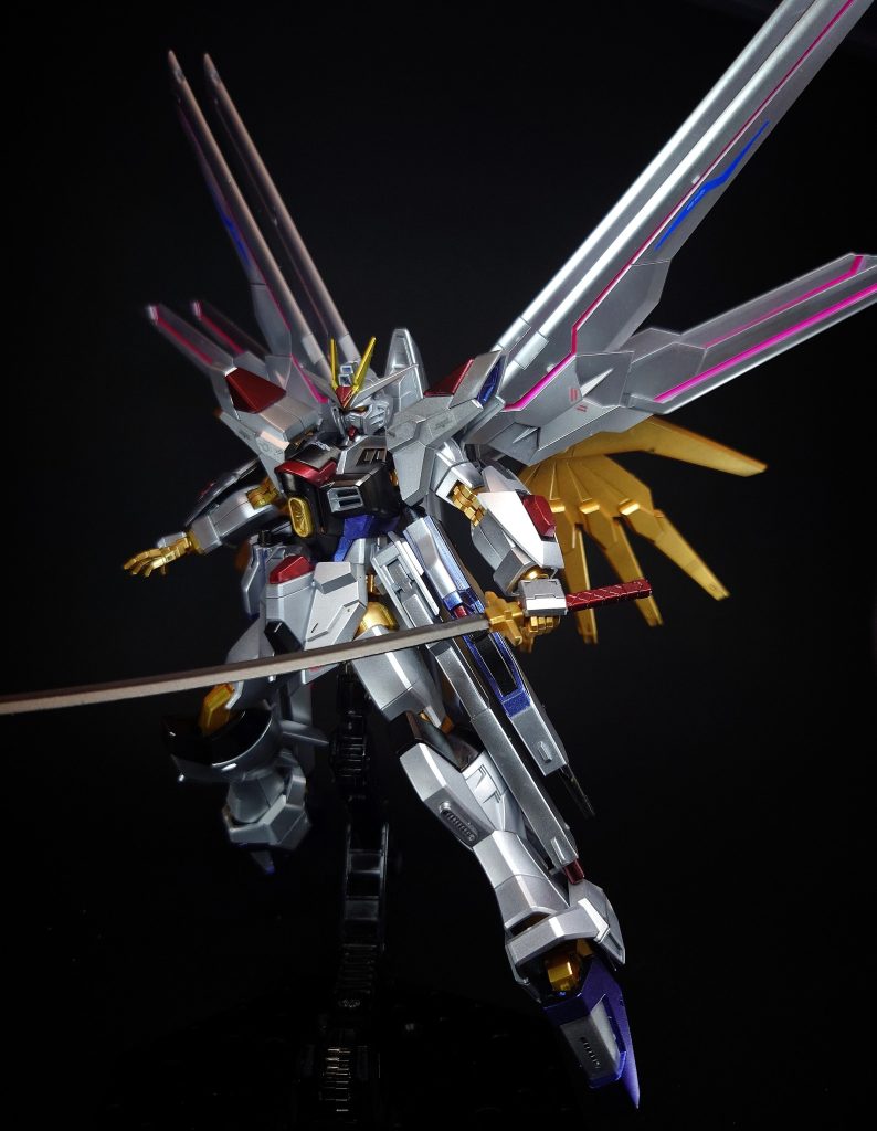 対艦刀 フツノミタマプラウドディフェンダーにマウントされている日本刀型の実体剣。