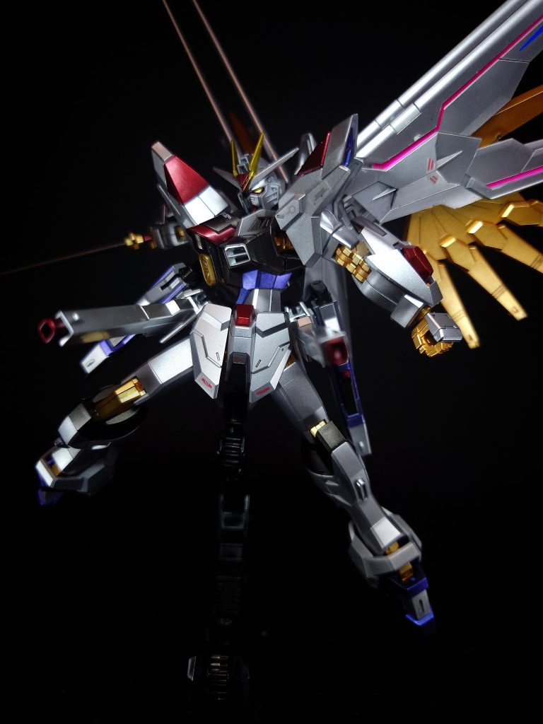 MMI-M16XE5 フォランスアスタ レール砲サイドアーマーに装備されたレールガン。ビームサーベルのマウント位置がレールガンの側面から上部へと改められているため、側面にライフルなどを懸架可能になった。