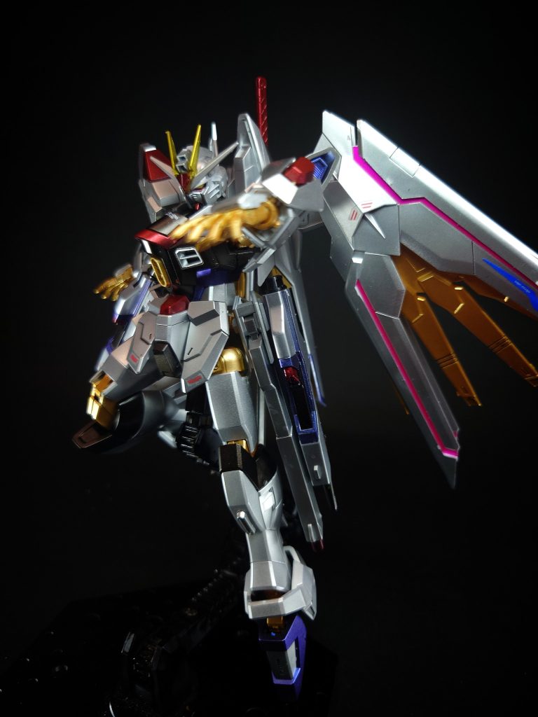 ドッキングの際はスーパードラグーン機動兵装ウイングを分離し、そこに露出したコネクターにプラウドディフェンダーを接続する。プラウドディフェンダーにはストライクフリーダム弐式が使用する実体剣「フツノミタマ」が装備されている。また、額に備える収束重核子ビーム砲「ディスラプター」はエネルギーを大量に消費するため、プラウドディフェンダーがドッキングしている時にのみ使用することができるが、防御不能の究極兵器であるため、使用に際しては細心の注意が必要となる。