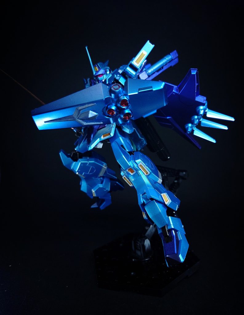 シールド / メガ粒子砲腕部に装備されるバウから転用されたシールド。表面にはメガ粒子砲が5門内蔵されている。