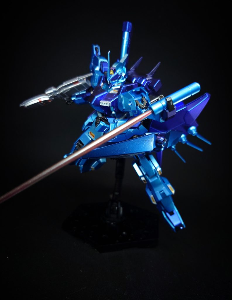 ビーム・サーベル両前腕部に計2本収納されている通常型のビーム・サーベル。ハイパー・ビーム・サーベル / ビーム・ガンバックパックに計2本装備されている大出力ビーム・サーベル。Ζ計画の機体やガンダムMk-Vと同系統の武装で、マウント状態ではビーム・ガンとして機能する