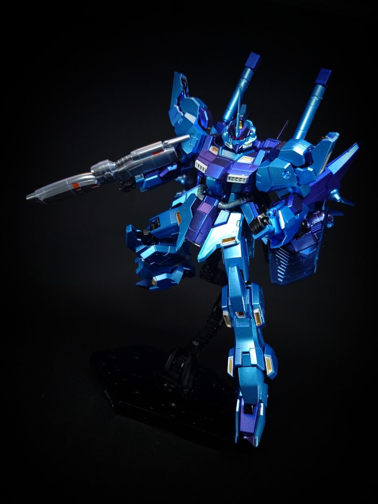 インコム / トライ・ブレードバックパックのスラスター・バインダーに計6基装備されている特殊装備。有線式遠隔兵器のインコムとドライセンのトライ・ブレードを組み合わせた武装で、インコムのビーム砲による攻撃やトライ・ブレードによる格闘用インコムなど様々な活用法が可能。トライ・ブレードはインコムに接続されているため何度でも使用可能だが、通常のトライ・ブレードのように使い切りの射出武器としても使用可能。またビーム砲はマウント状態のままでも使用可能となっている。