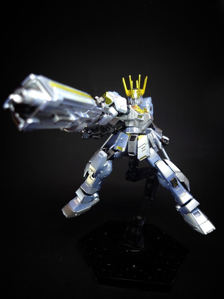 武装・必殺攻撃 試作型シェキナー本機で検証された複合型特殊武装。ガンダム4号機のメガ・ビーム・ランチャーとガンダム5号機のジャイアントガトリングが一体となった武装で、特にメガ・ビーム・ランチャーの実験がメインとなっている。メガ・ビーム・ランチャーに冷却の問題があることから、使用時には砲身を伸長して上下のパーツを展開することで放熱を行う。この時、武装の形状は本機の由来である第一の騎士のように弓矢状となる。非使用時にはランドセル右側にアームを介してマウント可能。