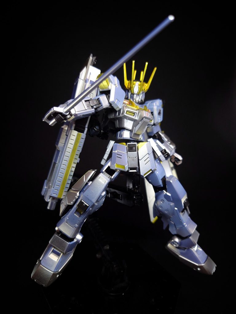 ヒート・レイピア本機専用の加熱式実体剣。試作型シェキナーにより他のビーム兵器が装備できないため、ヒート系の武装が装備されている。非使用時には左腰部にマウント可能。