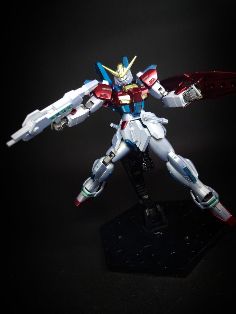 武装    編集バルカン砲頭部に左右一対2門内蔵されている機関砲。威力は低いが連射速度が速く、メインカメラと連動するため命中率も高い。主に迎撃や牽制等に使用される。ビームライフルスタービームライフルの機構を踏襲したビームライフル。二つ折り式の延長バレルが搭載されている。バレルを展開しない状態では威力を犠牲に高速連射が可能で、バレルを展開すると連射速度の低下と引き換えに威力を大幅に高めることが可能となる。