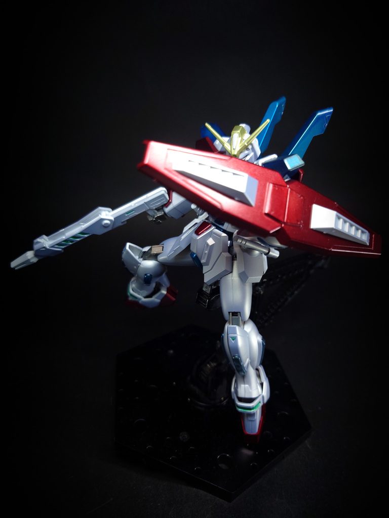 シールド分割可能な大型シールド。格闘戦では分割して両腕に装着することで取り回しの良い小型シールドとなる。