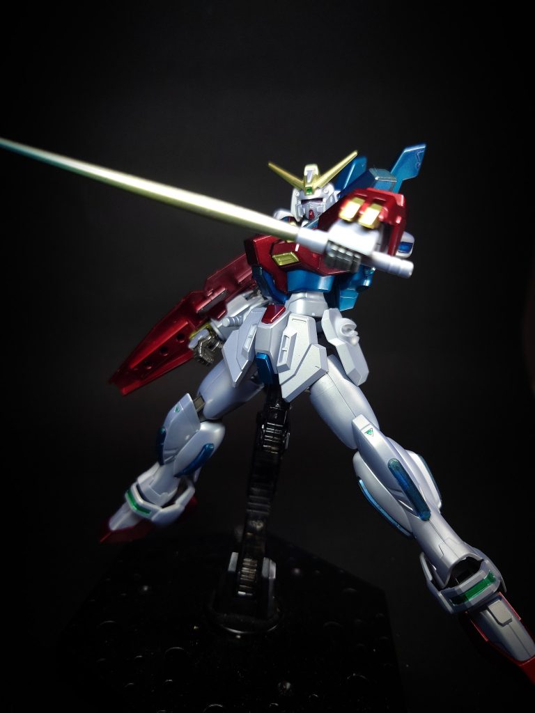 ビームサーベル両腰部に計2本装備されているビームサーベル。ビルドストライク系列機と同じマウント方式が採用されており、サーベルのホルダーに軸が付いている為、軸を回転させて懐に飛び込んできた敵に対する奇襲にも使える。