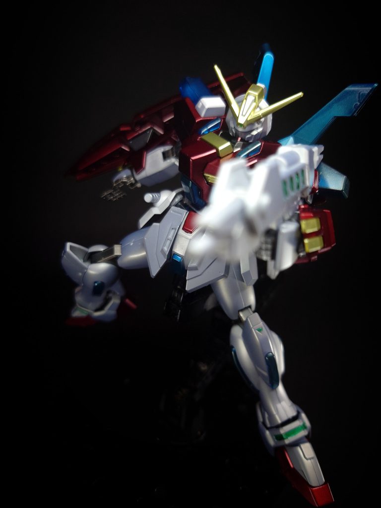 スタービルドストライクガンダムで開発された「RGシステム」なども発展させた上で投入されており、内部に行き渡らせたプラフスキー粒子に耐えられるだけの強固な構造を持つ。機体各部には粒子貯蔵用の青いクリアパーツが組み込まれており、システム発動時にはオレンジ色に発光し性能が飛躍的に向上する。またバックパックにはビルドストライク系列機用のブースターを装着可能となっている。