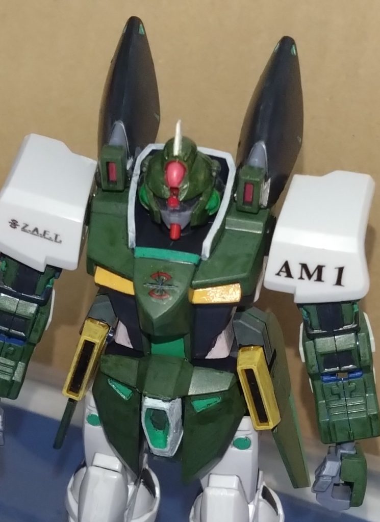 特徴となる武器以外にも、別の特徴があります。頭部の目をジンやゲイツみたいにモノアイにしてみました。最初、この機体名を『モノアイアストレイ』と考えていましたが、名前を短くしようと思い、なんやかんやで『ザフトレイ』という名前にたどり着きました。フルネームは『ガンダムザフトレイ』と考えたのですが、これはガンダムなのか？と疑問に思う自分がいる為、『ザフトレイ』という名のまま投稿しました。ガンダムなのか？そもそもアストレイとも言えるのか？考えれば考える程悩んでしまいます(^^;;